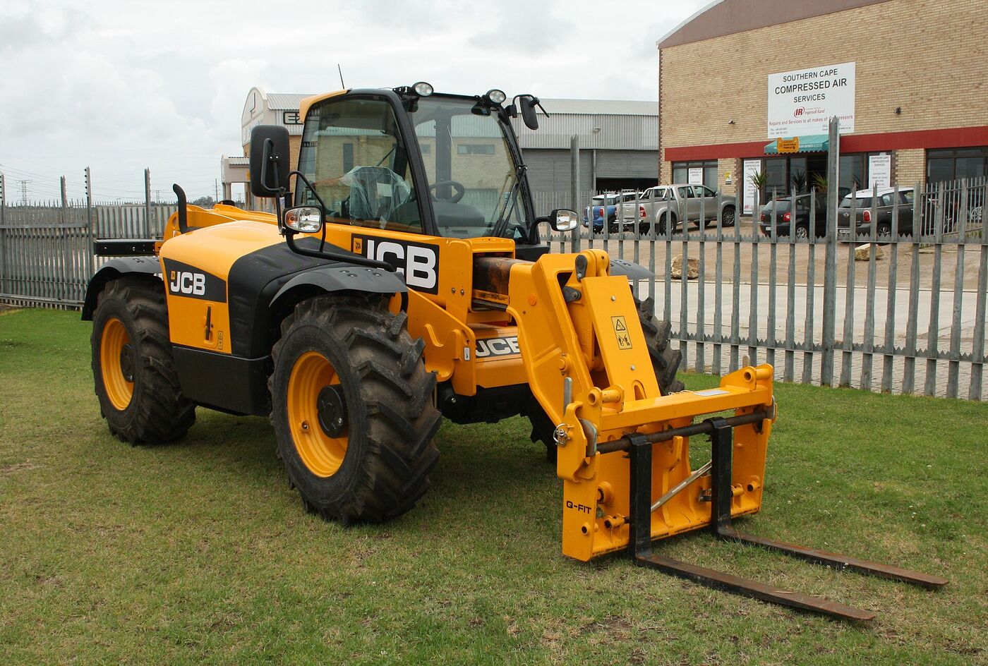 A JCB telescopic handler with its boom lowered