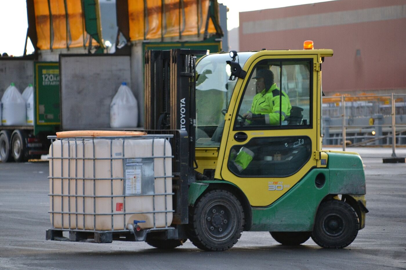 Navigating Winter Challenges: Forklift Operation in Cold Conditions